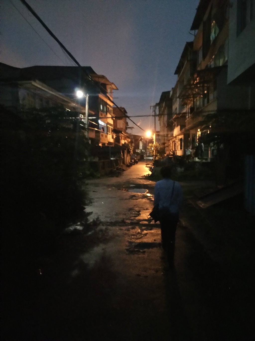 夜幕下最美的背影